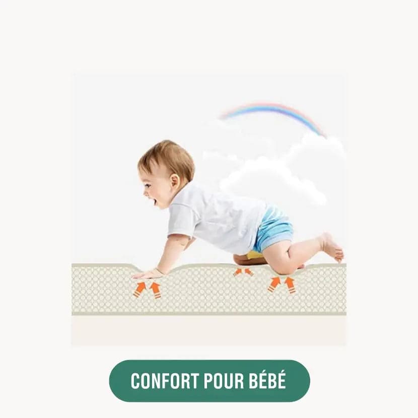Bébé confortablement installe sur son tapis d'éveil Montessori