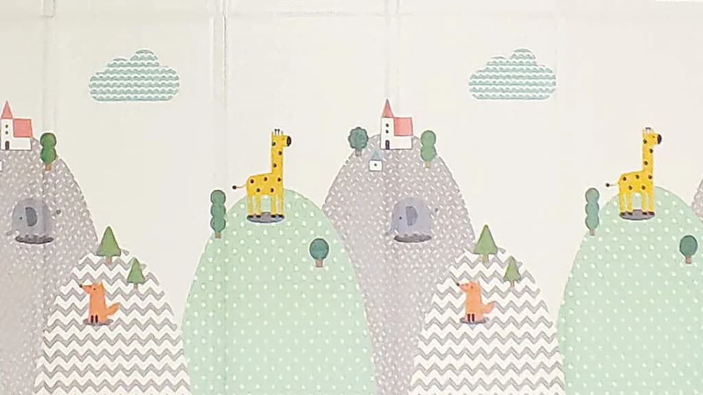 Face « rêve » du tapis : collines pastel, girafe, renard et éléphant sur fond crème